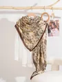 Sciarpa leggera beige con motivo paisley retrò drappeggiata su una camicia bianca di lino - Paisley Vintage - Beige