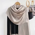 Elegante sciarpa di raso oro champagne per donna con finitura setosa e morbido drappeggio - Grigio Beige