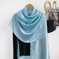 Sciarpa azzurra in finta seta lucida ed elegante per la protezione solare estiva da donna - Celeste