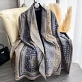 Scialle retrò effetto cashmere blu navy con motivi paisley e frange eleganti su sedia - 185cm / Blu