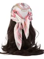 Bandana in raso con motivo equestre rosa e oro annodata sulla nuca della modella - Fibbia in Pelle - Rosa