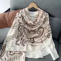 Elegante sciarpa in cotone e lino con motivo paisley bianco crema per scialle autunno - Marrone