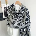 Schal aus Baumwolle und Leinen mit Leopardenmuster auf einem Kleiderbügel mit weißem Hemd - 180x90cm / Grau