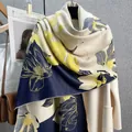 Sciarpa floreale effetto cashmere blu e giallo drappeggiata su cappotto di lana - Stile Floreale Patchwork / 190cm / Blu