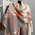 Scialle floreale in finto cashmere con nappe nei toni dell'arancio caldo e grigio - Stile Floreale Patchwork / 190cm / Grigio