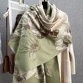 Sciarpa floreale verde in finto cashmere con nappe drappeggiata su un cappotto da ufficio - Stile Floreale Patchwork / 190cm / Verde