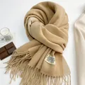 Dettaglio di sciarpa color cammello stile cashmere con nappine ed etichetta tessuta - 1# Cammello