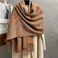 Dettaglio di sciarpa in maglia con stampa leopardata e floreale con frange arancio e grigio - Arancione Rosa Leopardato / Arancione