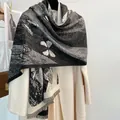 Sciarpa con stampa a farfalla bianca e nera con frange indossata su cappotto bianco - Nero