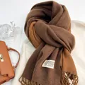 Dettaglio sciarpa effetto cashmere caffè e caramello con frange ed etichetta tessuta - 27# Caramello