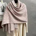 Elegante sciarpa spessa leopardata con lunghe frange per l'inverno in rosa e grigio - Rosa antico