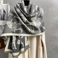 Sciarpa reversibile in cashmere con motivi a gatto e frange per donna in grigio scuro - Grigio
