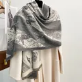 Sciarpa con stampa farfalla e trama vintage abbinata a un cappotto beige - Grigio