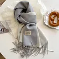 Dettaglio sciarpa bicolore grigia e kaki in finto cashmere con frange ed etichetta - 8# Grigio Chiaro