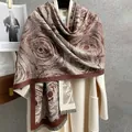Elegante scialle jacquard floreale marrone e bianco con frange su cappotto di lana - Marrone Scuro