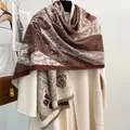 Dettaglio dello scialle jacquard a farfalla con frange sopra un cappotto di lana - Marrone Caffè