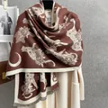Dettaglio del motivo jacquard con leopardo e luna su una calda sciarpa in finto cashmere - Marrone Scuro