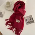 Dettaglio di sciarpa rosso scuro in finto cashmere con nappe ed etichetta vintage - 24# Rosso Vino
