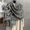 Dettaglio sciarpa invernale con stampa leopardata e jacquard floreale con lunghe nappe - Bianco Nero Floreale Leopardato / Nero & Bianco