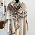 Bufanda de chal gruesa con estampado de leopardo y bloques de color con borlas en abrigo blanco - Leopardo Color Block - Marrón Claro