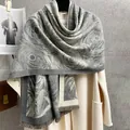 Elegante scialle in finta pashmina con motivi floreali grigi e bordi con frange - Grigio