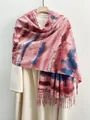 Dettaglio della sciarpa tie-dye tipo cashmere con frange su appendino in legno - Rosa