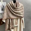 Dettaglio di elegante sciarpa bicolore effetto cashmere con motivo jacquard e frange fini - Cuoio