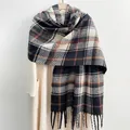 Sciarpa classica a quadri con frange blu navy e arancione, calda stola invernale - Sciarpa a Quadri Minimalista - Nero