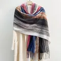 Sciarpa artistica sfumata con nappe drappeggiata su un cappotto invernale beige - Sfumatura Bianco e Nero