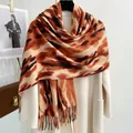 Sciarpa spessa in cashmere con stampa leopardata e frange, scialle invernale su cappotto bianco - Stampa Tigrata - Marrone Cammello