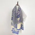 Sciarpa floreale in grigio e blu con stampe di paesaggi e bordi con frange per l'inverno - Stile Paesaggio e Fiori / 190cm / Blu