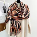 Scialle pashmina in cashmere con stampa leopardata, nappe e tessuto spesso caldo - Stampa Tigrata - Nero Cammello