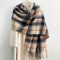 Sciarpa classica a quadri beige, nero e arancione con lunghe frange su un cappotto - Sciarpa a Quadri Minimalista - Beige