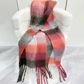 Sciarpa calda a quadri arcobaleno con frange lunghe su poltrona in pile accogliente - Stile a Quadri Grigio Rosa