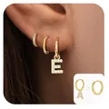 Dettaglio orecchini in ottone placcato oro con ciondoli a lettera in micro-zirconia - Stile Lettera E