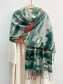 Sciarpa sfumata effetto cashmere con stampa astratta verde e arancione e nappe - Verde