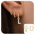 Dettaglio di orecchini a cerchio placcati oro 18k con ciondolo a lettera L in zirconi - Stile Lettera L
