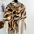 Sciarpa invernale spessa in finta cashmere con stampa leopardata e dettagli nappe - Stampa Tigrata - Giallo