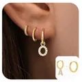 Set di orecchini a cerchio in ottone dorato con ciondoli alfabetici in zirconi - Stile Lettera O