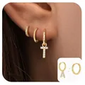Vista ravvicinata di orecchini a cerchio in ottone dorato con zircone a T e ciondolo DIY - Stile Lettera T