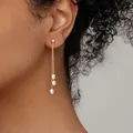 Élégantes boucles d'oreilles pendantes avec perles blanches et chaîne dorée - Chaîne d'oreille - Triple chaîne perle d'eau douce / Or