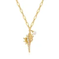 Gros plan détaillé du pendentif conque doré orné de zircons brillants et d'une perle - Style Conque Perle Artificielle Zirconium (x408) / 14k / Or