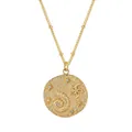 Collier exquis en laiton doré avec pendentif marin rond orné d'étoiles de mer et coquillages - Style Pièce Relief Océan (x407) / 14k / Or