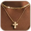 Gros plan de colliers dorés superposés avec pendentif croix étincelante sur la peau - Chaîne Marine à Double Couche Avec Pendentif Croix (x418 Or)
