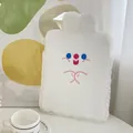 Detailansicht der weißen Plüsch-Tablet-Tasche mit bunter Cartoon-Stickerei im Detail - Weiß