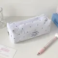 Detailaufnahme eines weißen Polka-Dot-Federmäppchens mit Reißverschluss und Markenetikett - Weiß