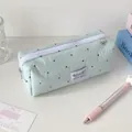 Makroansicht der mintgrünen Polka-Dot-Federtasche mit weißem Markenlabel und Reißverschluss - Seegrün