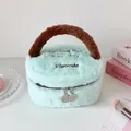 Detail van de mintgroene pluche make-uptas met borduursel en dubbele metalen ritsen - Meergroen