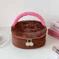 Detalle de neceser de felpa marrón con asa rosa y bordado Nice Day decorativo - Marrón