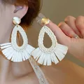Boucles d'oreilles bohèmes en raphia blanc avec disque doré mat et glands en forme d'éventail - 6# Tige en Acier - Gland Creux Blanc